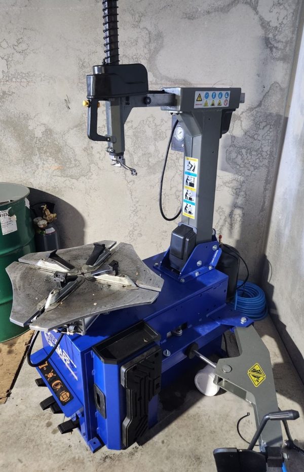 TC20A tilt post tyre changer with air